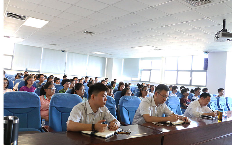 讲座由法学院团委书记宋叙言主持.